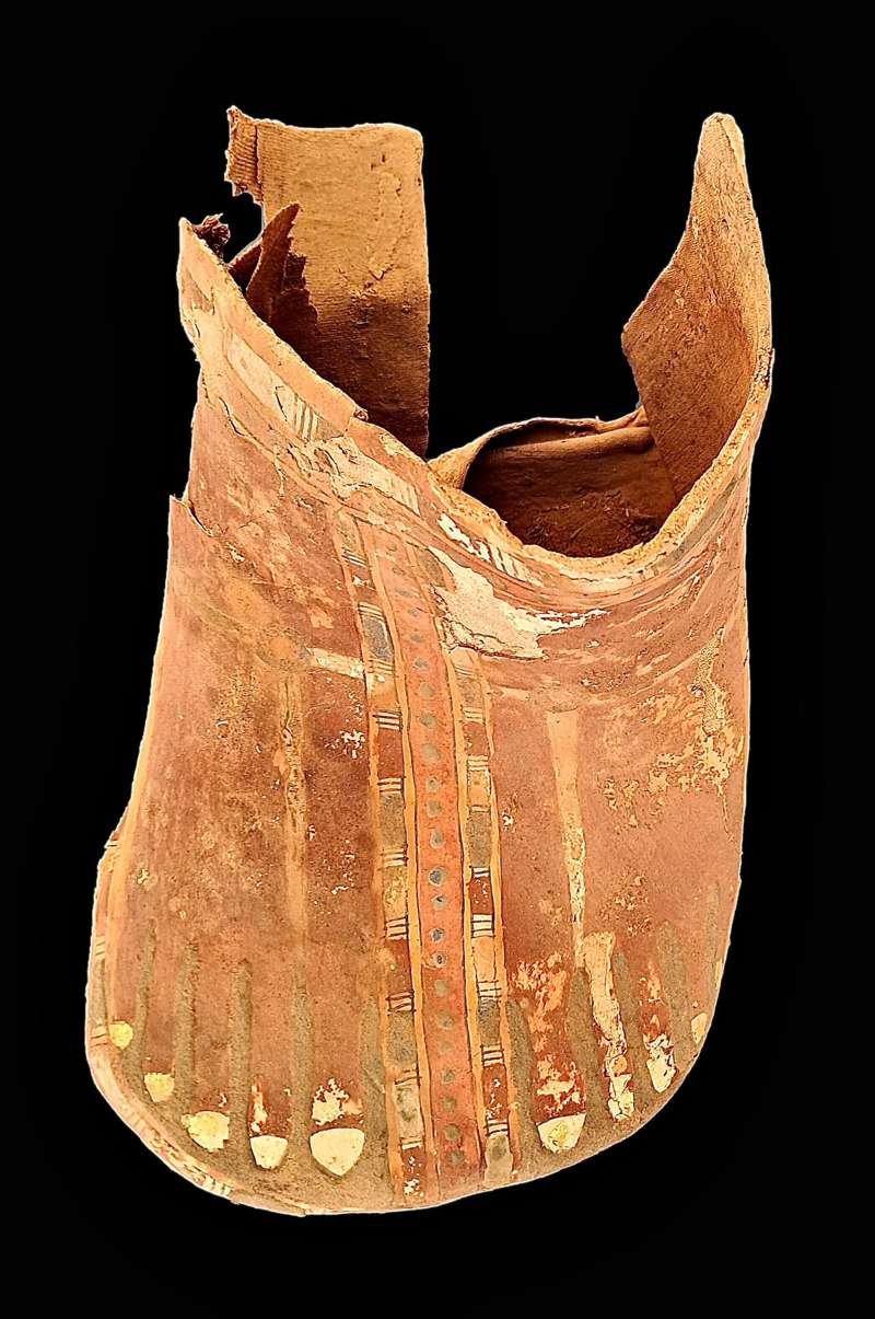 Restos de cartonaje pintado encontrado en la tumba AGH026, en Asuán.