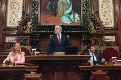 Jaume Collboni pierde la cuestión de confianza y reta a la oposición a proponer otro alcalde de Barcelona
