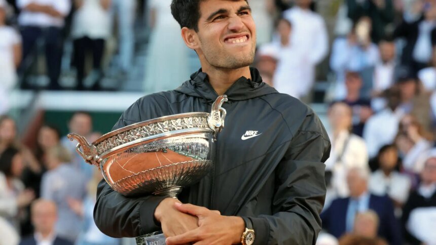 Alcaraz disfruta de un partido de Roland Garros cuando era niño en una pantalla bajo la Torre Eiffel.