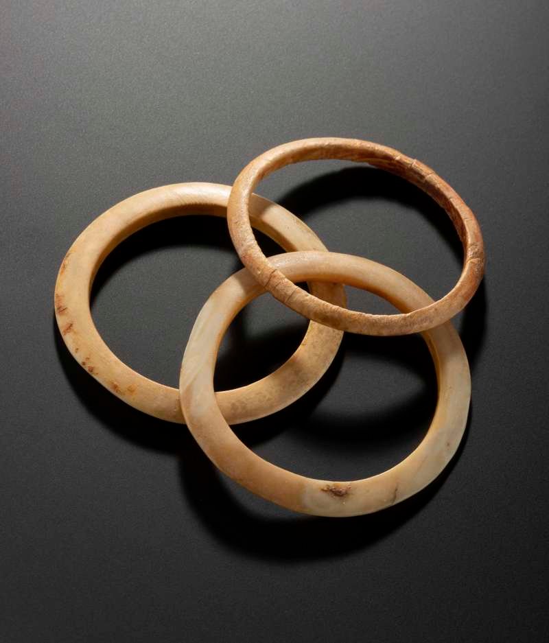 Brazaletes de marfil que lucía el niño enterrado a los pies de la mujer en el enterramiento anónimo de Gurna. Museo Nacional de Escocia, Edimburgo.