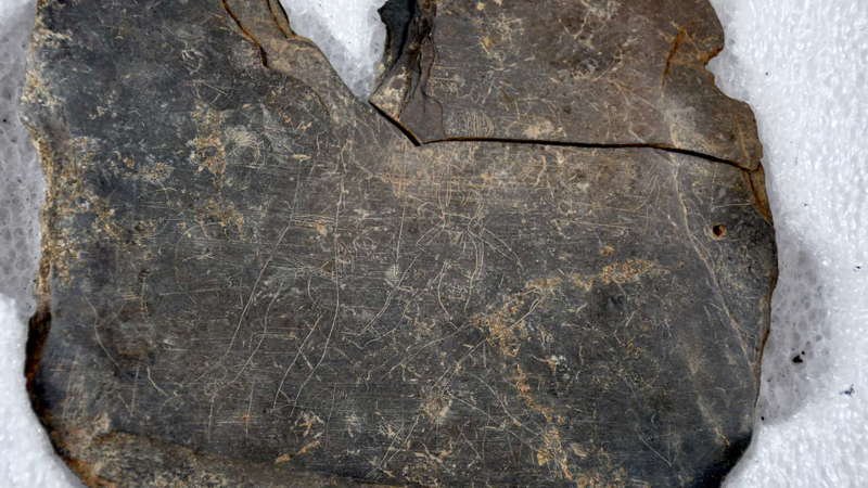 Cara frontal de la placa de pizarra descubierta recientemente en el yacimiento tartésico de Casas del Turuñuelo.