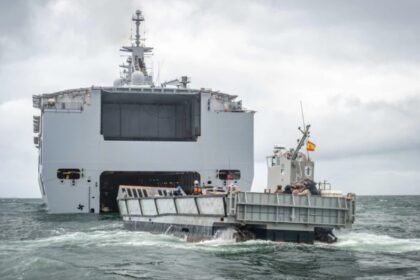 El 'Juan Carlos I', la joya de la Armada, desembarca en Francia en homenaje al Día D en Normandía