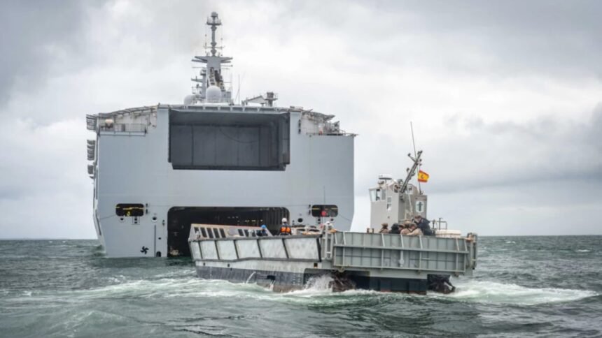 El 'Juan Carlos I', la joya de la Armada, desembarca en Francia en homenaje al Día D en Normandía