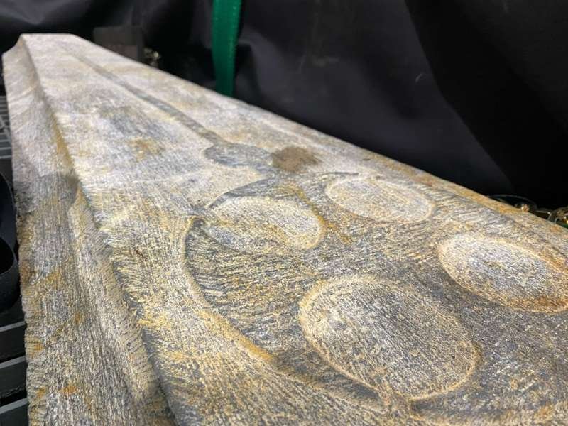 Detalle de una de las lápidas con el gabrado de una cruz típica del siglo XIII.
