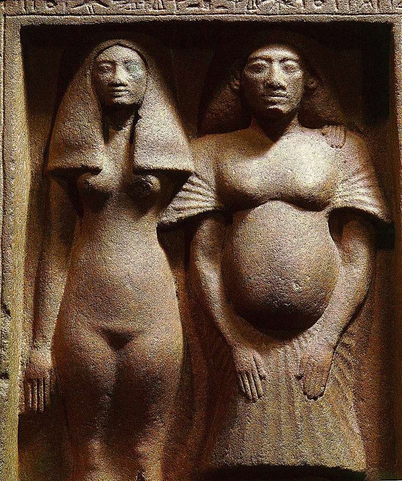 Detalle del relieve en el que se muestra a Bek abrazado por su esposa. Neues Museum, Berlín.