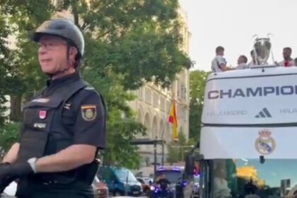 El padre de Dani Carvajal escolta a caballo el autobús de su hijo durante la fiesta de la Decimoquinta