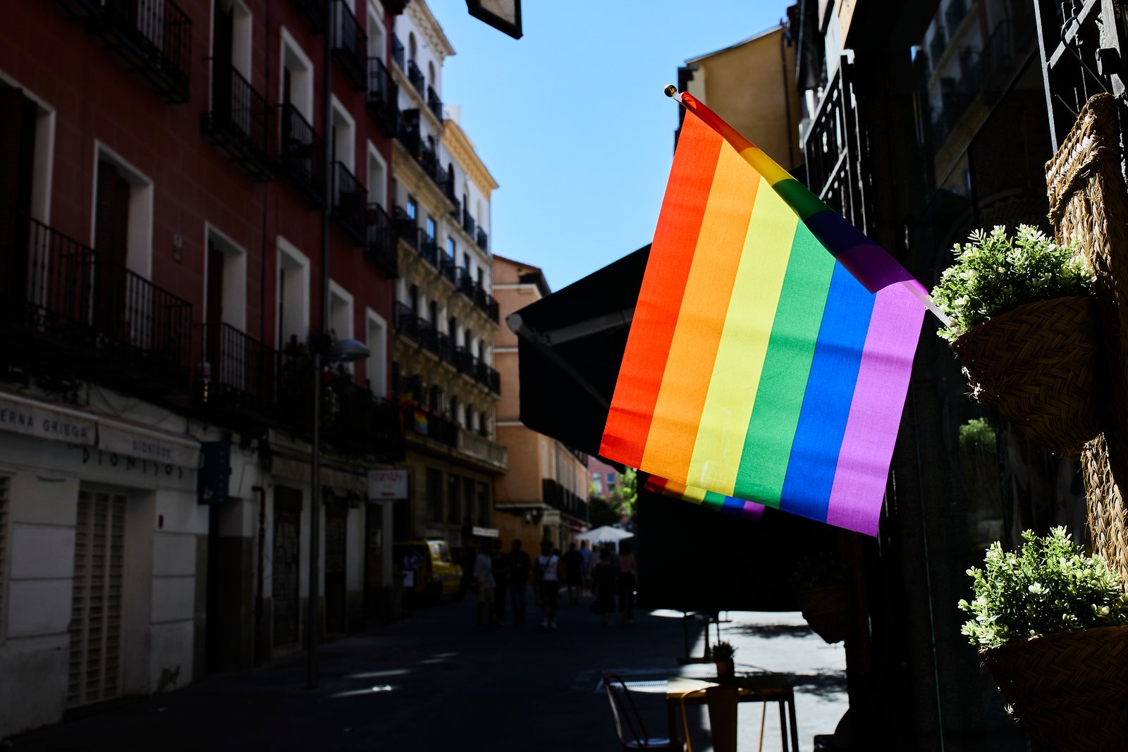 Varias balcones con la bandera LGTBI en el barrio de Chueca durante la celebración del Día Internacional del Orgullo LGTBI, a 28 de junio de 2021, en Madrid, (España). La celebración del Orgullo en la capital este 2021, marcado por celebraciones y actividades más limitadas debido a la crisis del Covid-19, comenzó el pasado 25 de junio y se celebrará hasta el próximo 4 de julio. Bajo el lema ‘Los derechos humanos no se negocian, se legislan: Ley Integral Trans Ya’, los colectivos reivindican la aprobación “urgente” de una legislación que “garantice el derecho de la libre determinación de género de personas trans, entre otros derechos”. Jesús Hellín / Europa Press (Foto de ARCHIVO) 28/6/2021