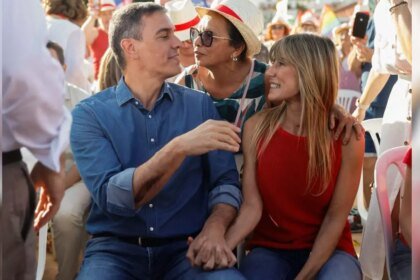 Pedro Sánchez reaparece con Begoña Gómez en un mitin del PSOE en plena imputación