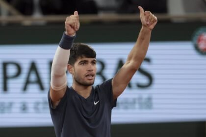 Carlos Alcaraz acelera en Roland Garros para llegar a octavos