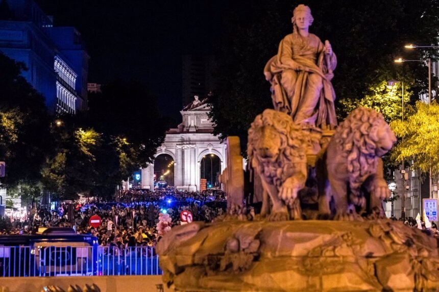 Cibeles se llena de miles de aficionados del Real Madrid en una larga noche de fiesta