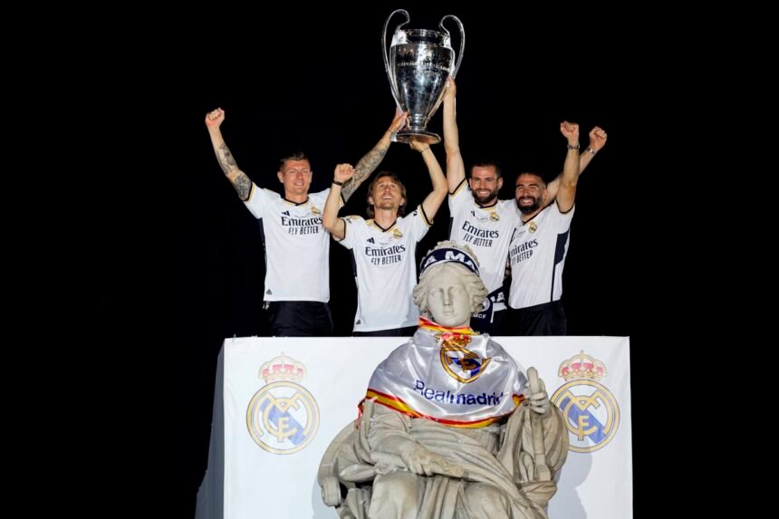 Cibeles agasaja al Real Madrid con miles de aficionados