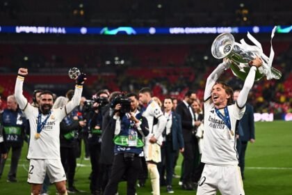 El Bernabéu y un "hasta la temporada que viene" de Modric abrochan la fiesta de la 'Decimoquinta'