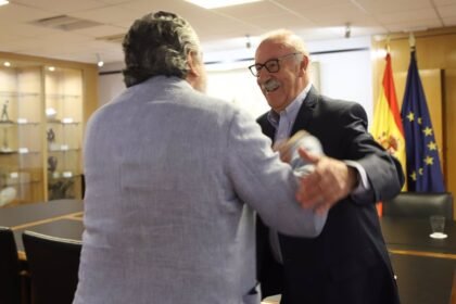 Uribes recibe a Del Bosque, presidente de la comisión que supervisa la RFEF y la organización del Mundial 2030