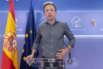 Sumar denuncia la "internacional del odio y la desigualdad" tras la condecoración de Ayuso a Milei