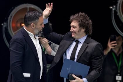 Abascal saluda a Milei con un fuerte abrazo y le acompaña en la entrega de premios del Instituto Juan de Mariana