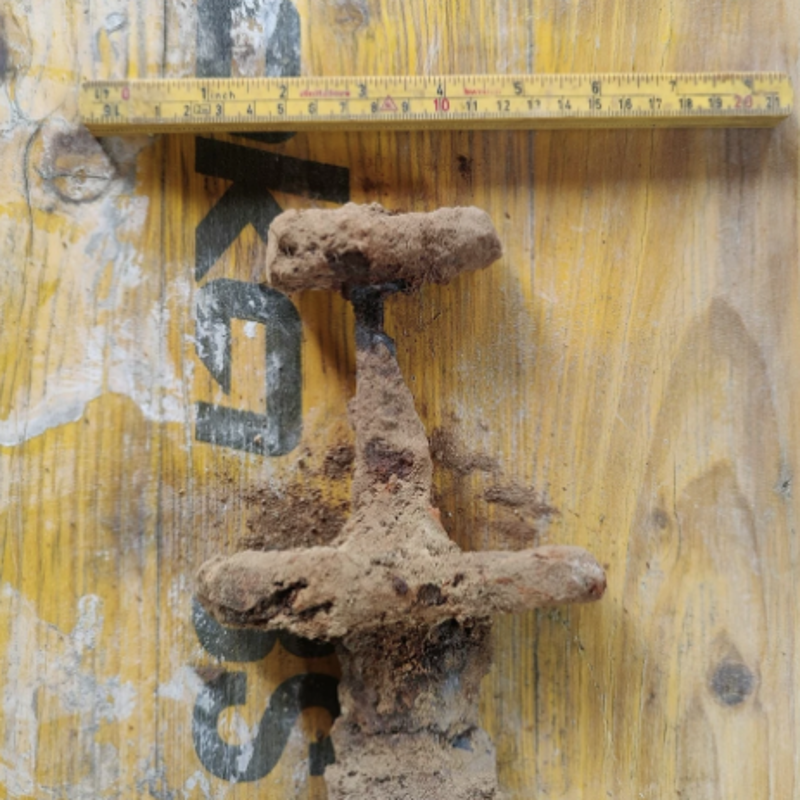 Gracias a la empuñadura, los arqueólogos han confirmado que la espada es de época vikinga.