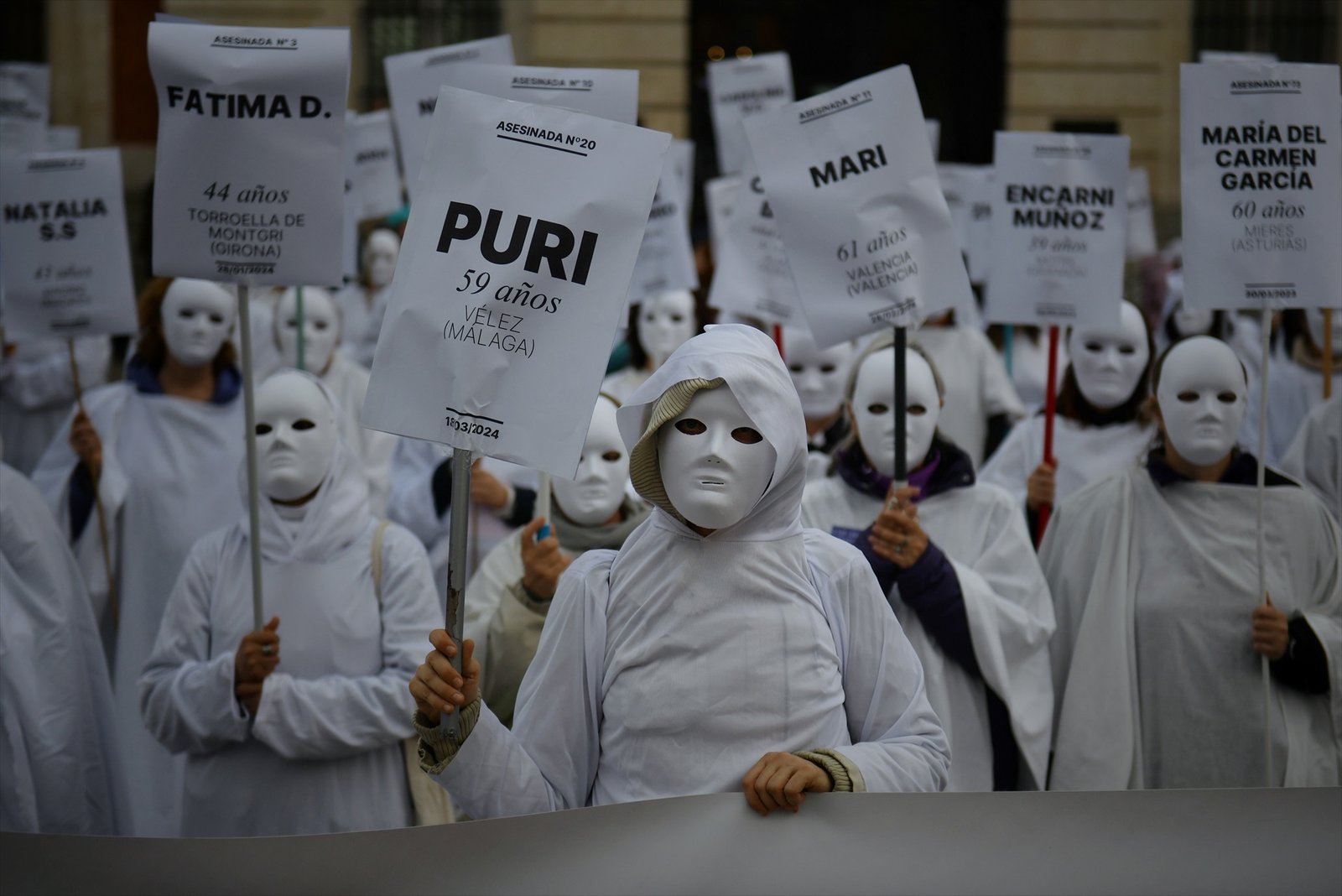 Grupos feministas se concentran por los últimos asesinatos machistas, en la Puerta del Sol de Madrid, a 25 de marzo de 2024, en Madrid (España).