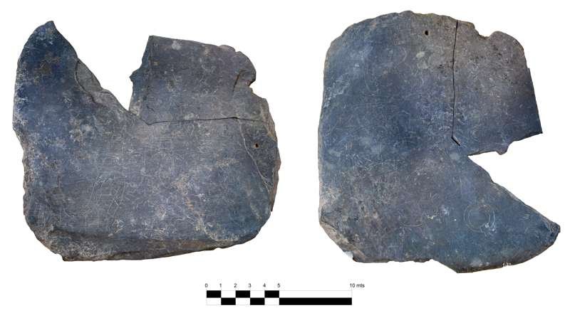 Imagen completa (cara frontal y posterior) de la placa de pizarra descubierta en Casas del Turuñuelo, y datada entre los siglos VI-V a.C., que contiene escenas de guerreros. 