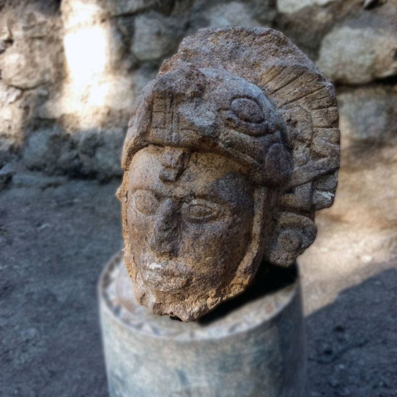 Imagen de la cabeza recién descubierta en Chichén Itzá, con su característico casco en forma de serpiente.