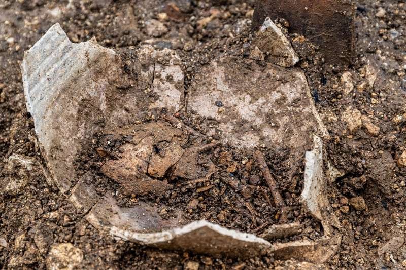 Imagen de un recién nacido enterrado en el interior de una vasija de cerámica.