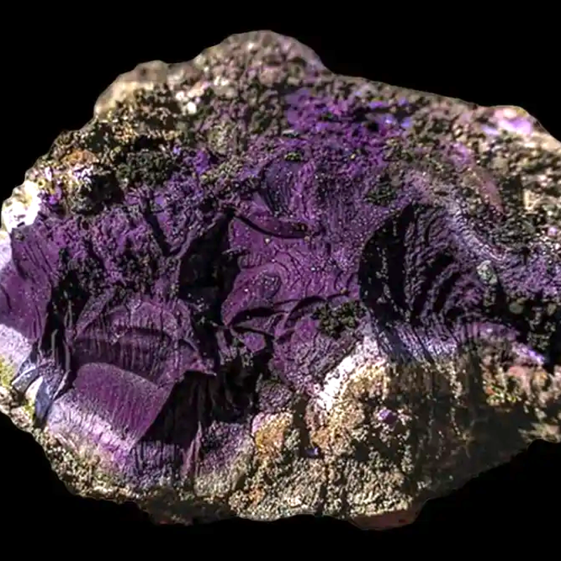 Imagen del fragmento de púrpura de Tiro encontrado en el interior de las cañerías de unas antiguas termas romanas.