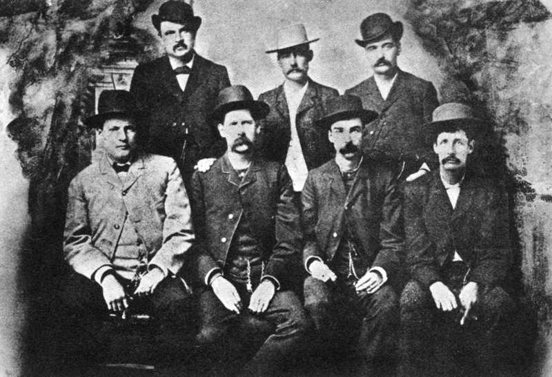 La comisión de paz de Dodge City. Segundo por la izquierda y sentado, Wyatt Earp.