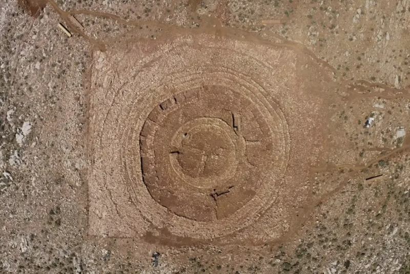Esta estructura circular está formada por diversos anillos concéntricos típicos de un laberinto. Vista aérea del monumento.
