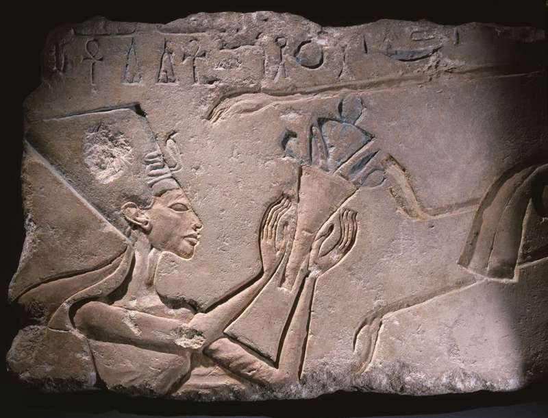 La reina Nefertiti realiza ofrendas al disco solar Atón.