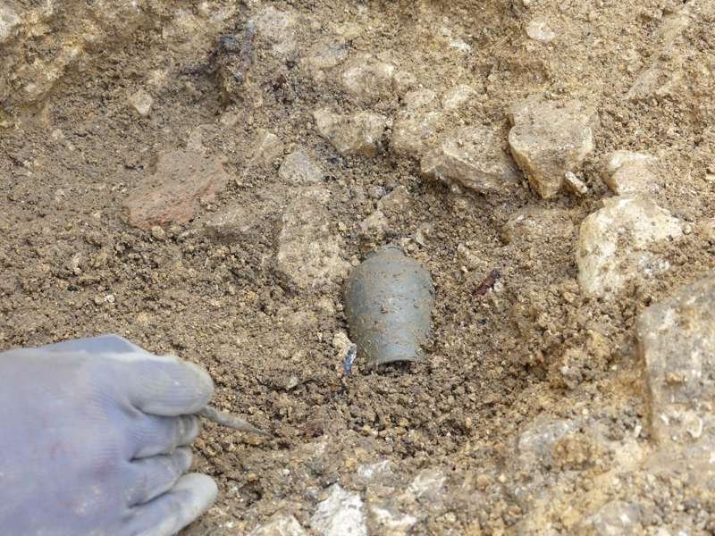 Los arqueólogos encontraron una taza de cerámica colocada sobre la cabeza de uno de los niños enterrados.