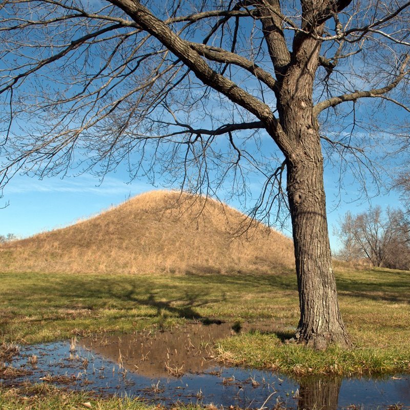 Montículo de tierra de la ciudad indígena de Cahokia.