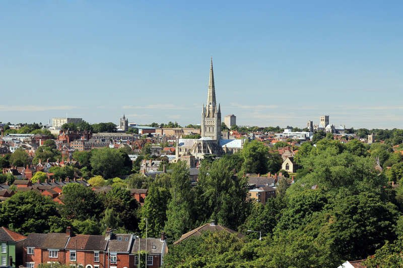 Panorámica de la actual ciudad de Norwich, con la catedral presidida con su alto chapitel al fondo.