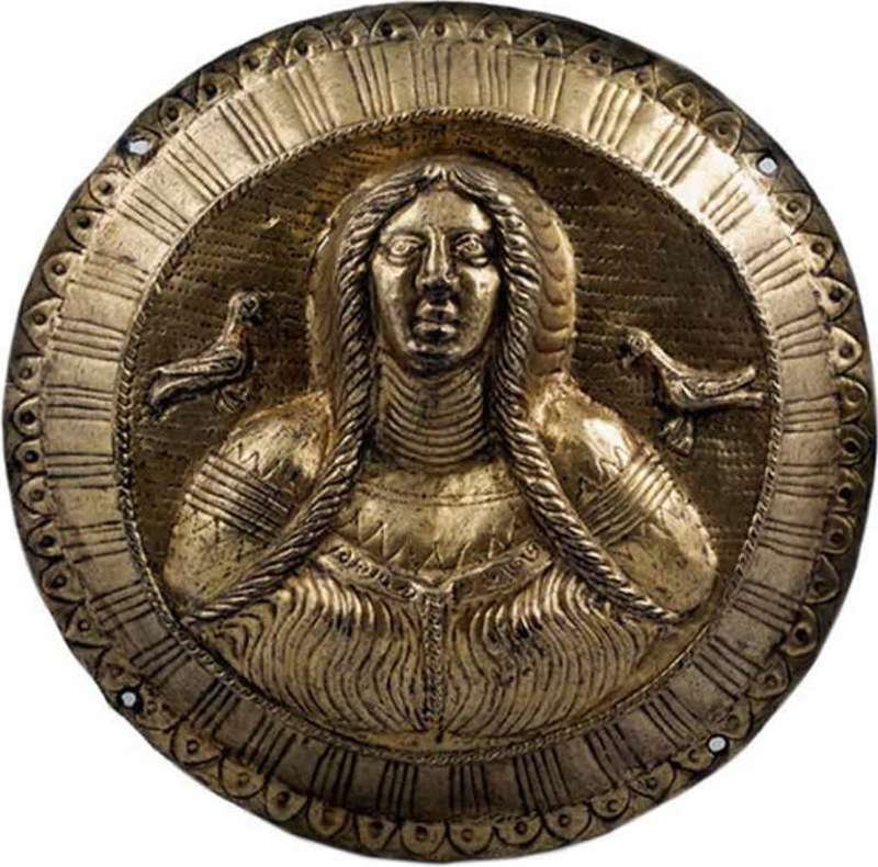 Fálera de Galiche, en la que aparecen representados dos cucos junto a una figura asociada con Venus.