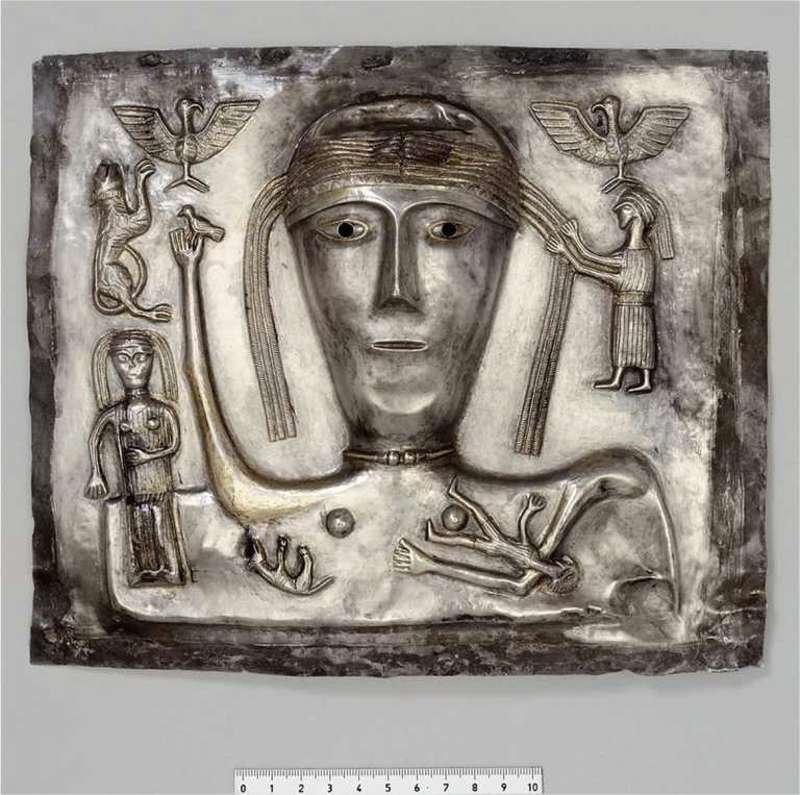 Placa f del caldero de Gundestrup en la que se representa a varias figuras con cucos sobre sus cabezas.