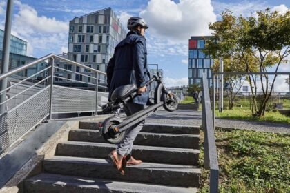 La DGT obligará a usar casco y tener como mínimo 16 años para conducir un patinete eléctrico
