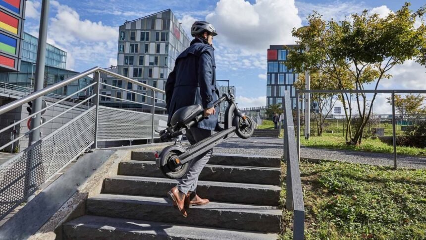 La DGT obligará a usar casco y tener como mínimo 16 años para conducir un patinete eléctrico