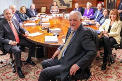 El presidente del Tribunal Constitucional, Cándido Conde-Pumpido (c) y la vicepresidenta del TC, Inmaculada Montalbán (1d), junto a los magistrados