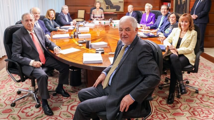 El presidente del Tribunal Constitucional, Cándido Conde-Pumpido (c) y la vicepresidenta del TC, Inmaculada Montalbán (1d), junto a los magistrados