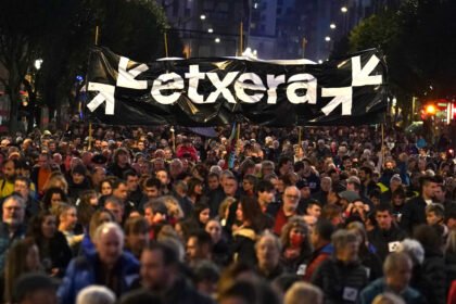 Numerosas personas se manifiestan en defensa de los derechos de los presos de ETA y por el fin de la dispersión, en Bilbao