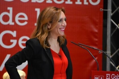 La alcaldesa socialista de Alcorcón organiza lecturas con 'drag queens' para niños desde 3 años