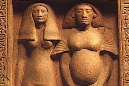 Relieve que representa al faraón Akhenatón y a su espos Nefertiti bañados por los rayos de Atón, el disco solar.