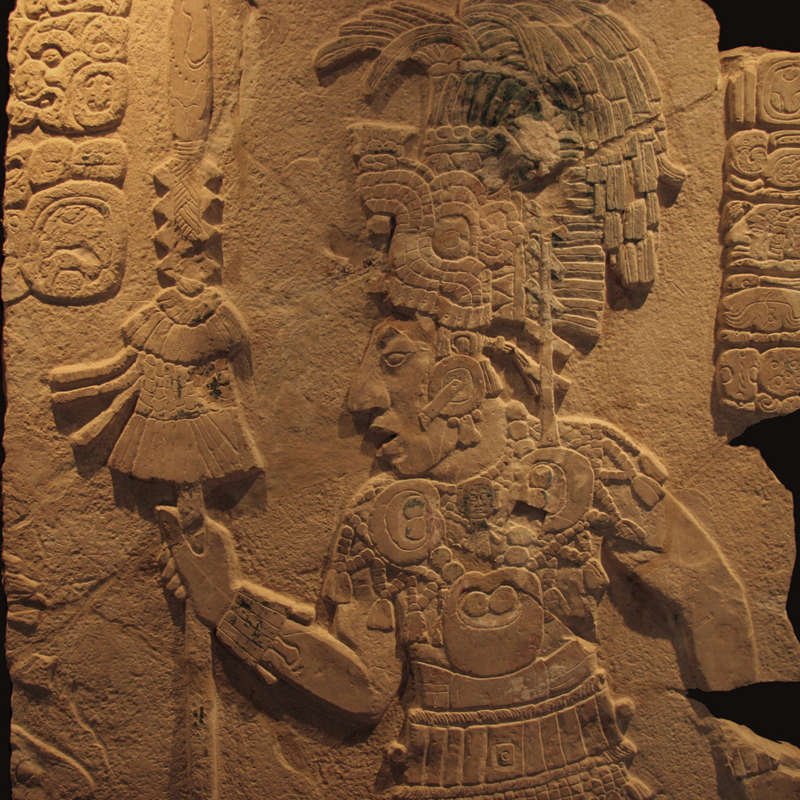 Relieve que representa a un gobernante maya preparado para la guerra. 