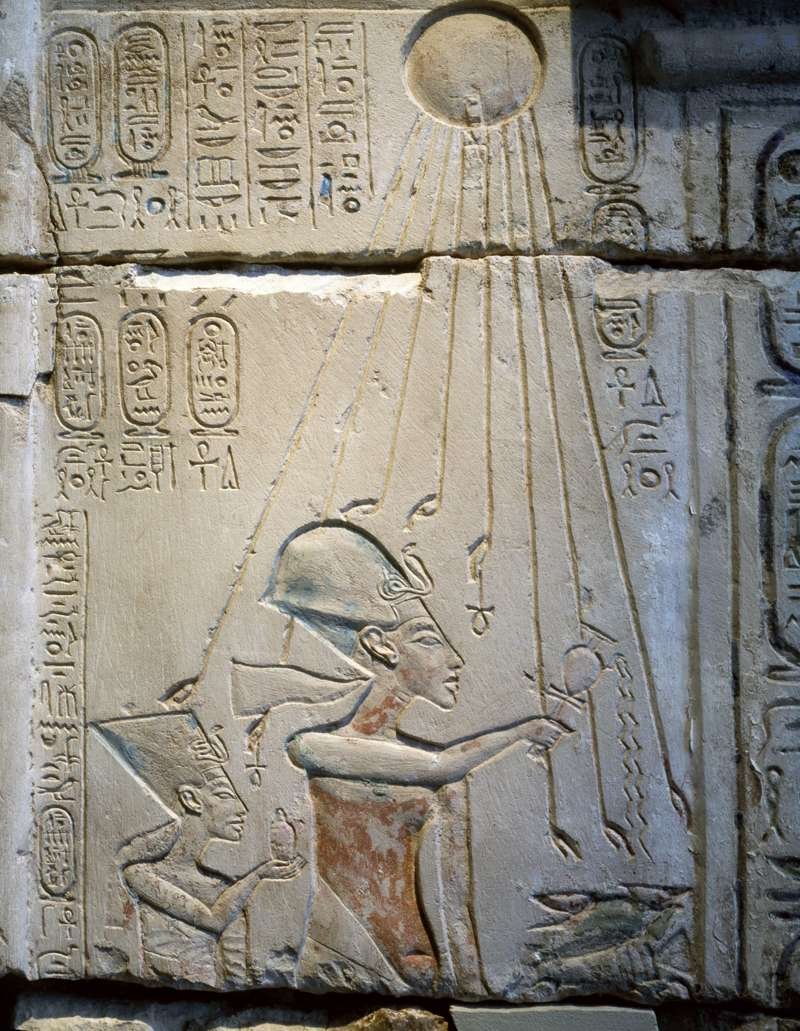 Relieve que representa al faraón Akhenatón y a su espos Nefertiti bañados por los rayos de Atón, el disco solar.