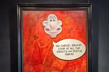 El polémico retrato de Carlos III ahora es víctima de vandalismo