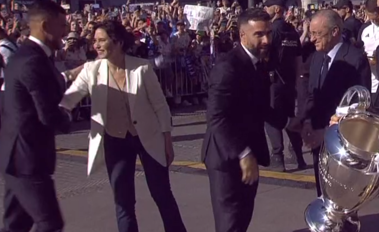 Saludo entre Isabel Díaz Ayuso y Joselu.