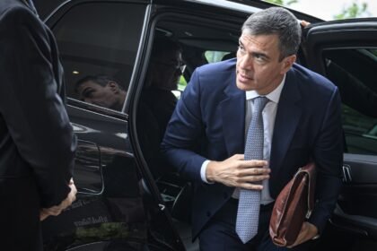 Sánchez se va a Suiza a "defender" la soberanía de Ucrania mientras da alas al separatismo en España