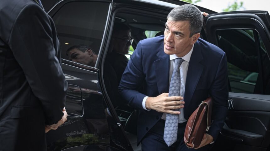 Sánchez se va a Suiza a "defender" la soberanía de Ucrania mientras da alas al separatismo en España