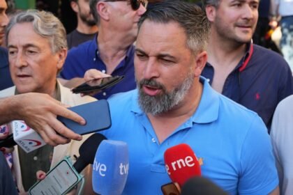 Abascal responde con su carta: "La ley impera para todos, se llame Pedro Sánchez o Begoña Gómez"