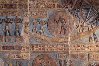 Plato de cerámica maya en el que se ha representado a un mono rodeado de vainas de cacao. Museo De Young, San Francisco.