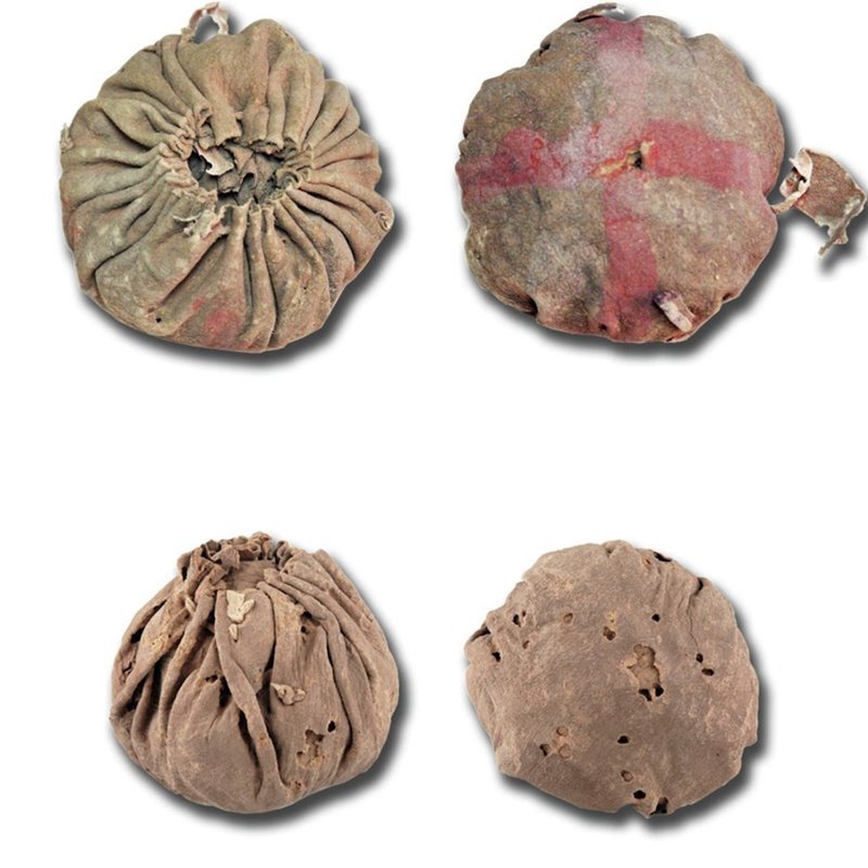 Tres bolas de cuero exhumadas en el cementerio de Yanghai con sus correspondientes números de tumba y objeto.