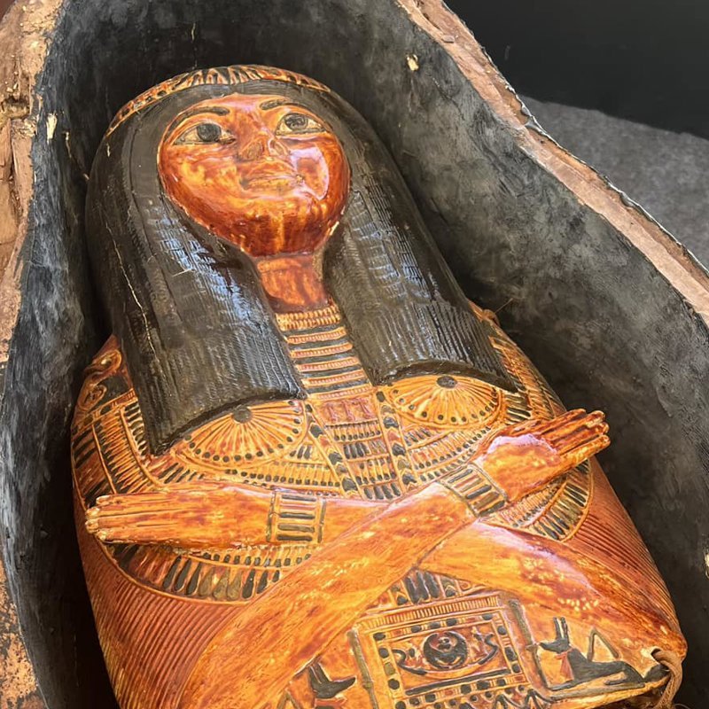 Uno de los sarcófagos bellamente decorados encontrados en la tumba recién descubierta.